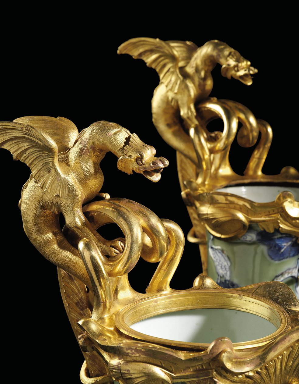 Egy pár XV. Lajos korabeli kancsó, porcelán 1662-1722, tartók 1745-49 körül (ormolura szerelt porcelán) alkotó: Qing Dynasty   Kangxi Period Chinese School