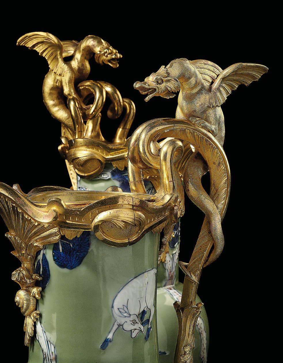 Egy pár XV. Lajos korabeli kancsó, porcelán 1662-1722, tartók 1745-49 körül (ormolura szerelt porcelán) alkotó: Qing Dynasty   Kangxi Period Chinese School