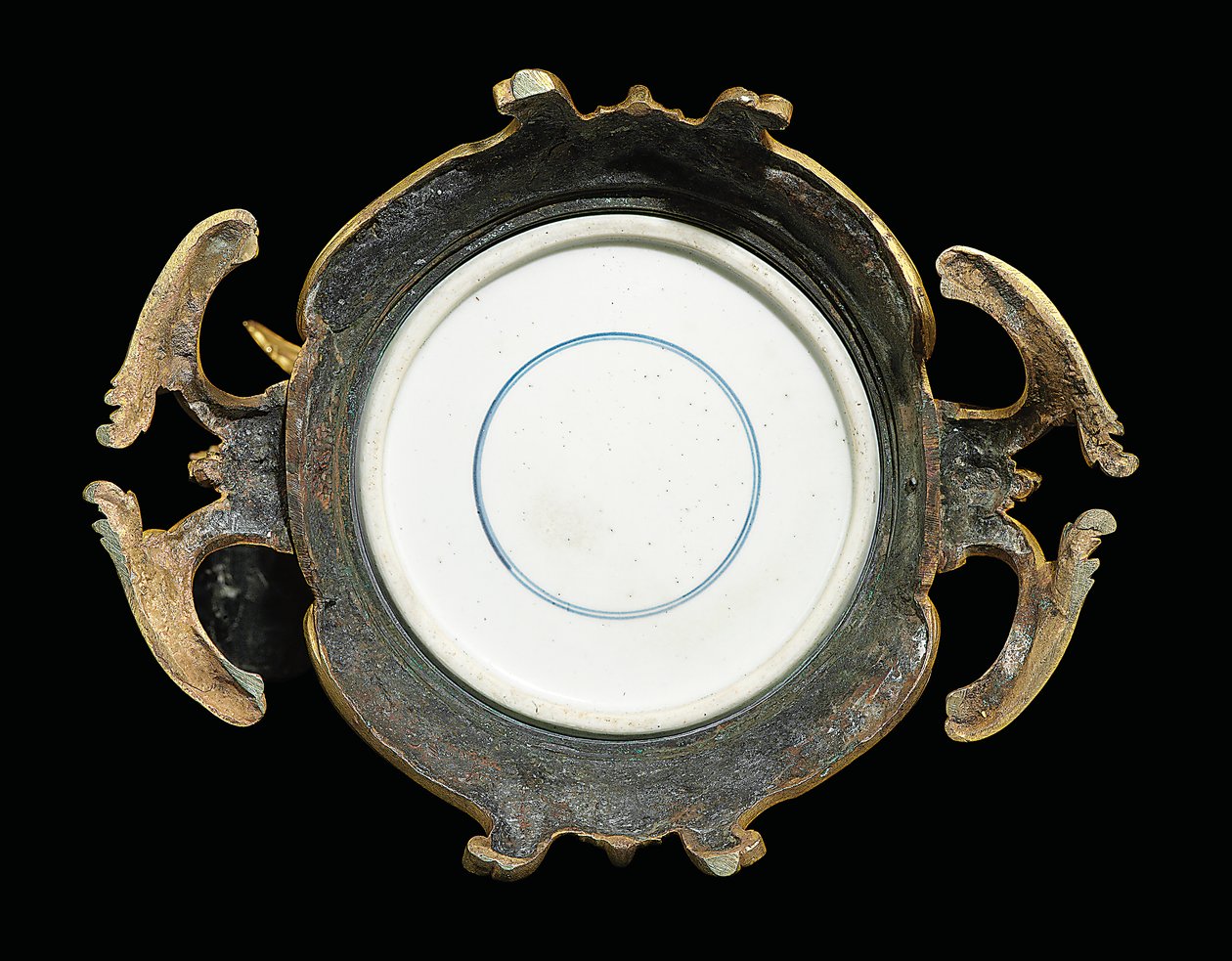 Lajos XV. kancsójának egyike, 1662-1722 porcelán, 1745-49 körüli tartók (ormolura szerelt porcelán) alkotó: Qing Dynasty   Kangxi Period Chinese School