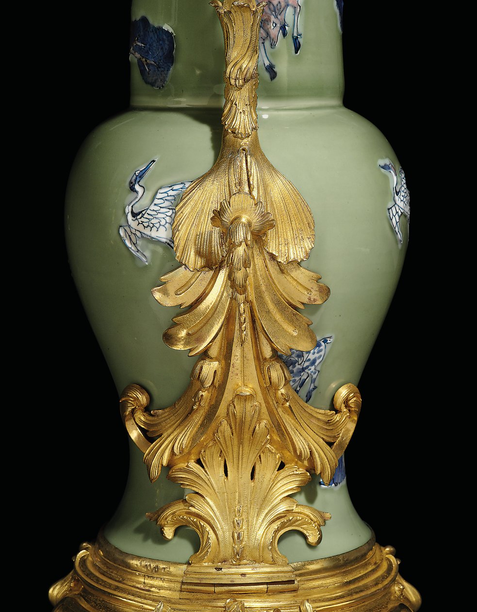 Lajos XV. kancsójának egyike, 1662-1722 porcelán, 1745-49 körüli tartók (ormolura szerelt porcelán) alkotó: Qing Dynasty   Kangxi Period Chinese School