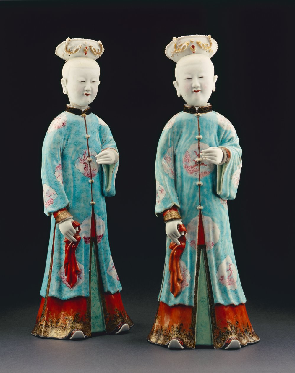 Egy pár női figura, Qianlong időszak, 1736-95 (porcelán) alkotó: Qing Dynasty Chinese School