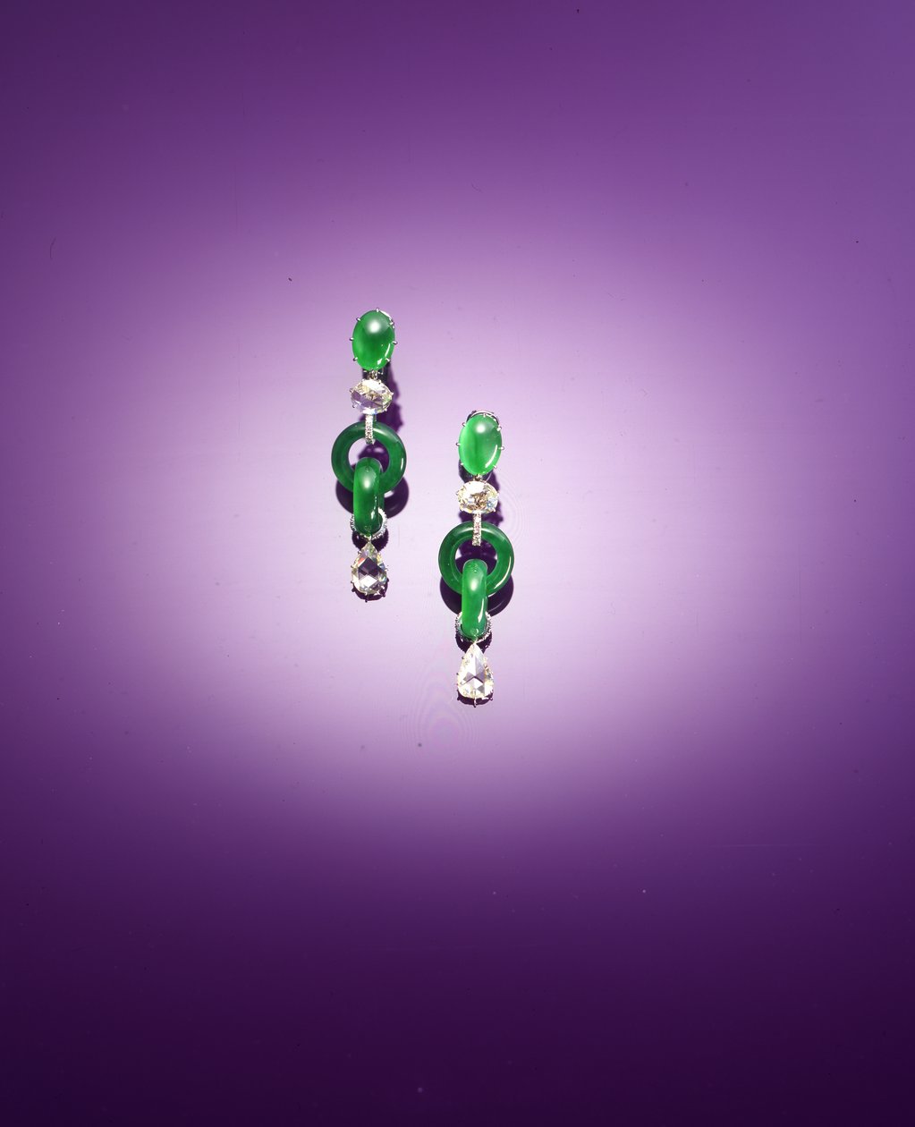 Egy kivételes pár dupla karikás függő fülbevaló (jadeite és gyémánt) alkotó: Qing Dynasty Chinese School