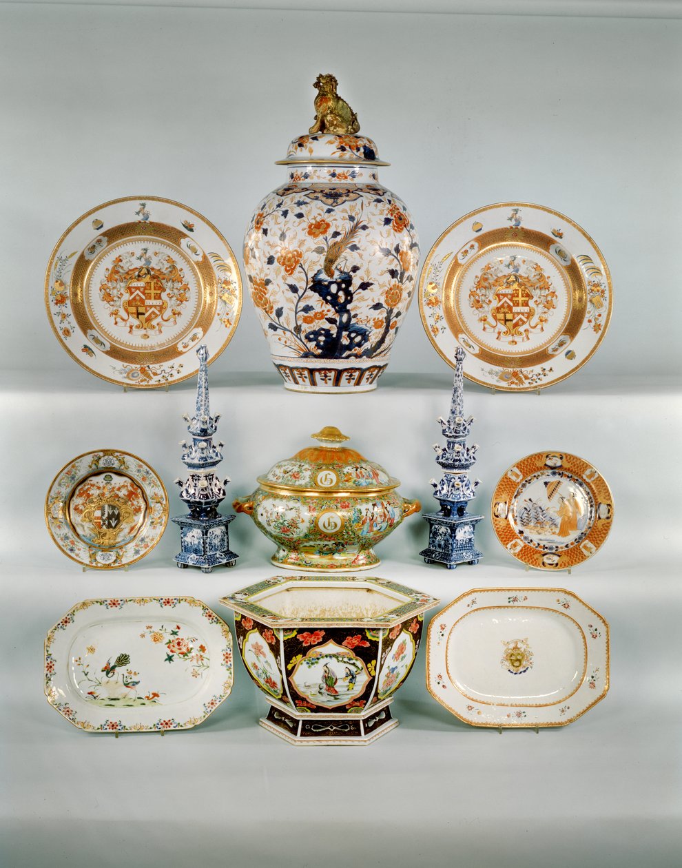 Imari baluszterváza; Rose-verte fegyvertartó edény, 1724 körül; Famille rose bombe tureen és borító; Két kék-fehér tulipánváza; Famille Rose páncéllemez; Cornelius Prenk imari tányérja; Famille Rose hosszúkás edény; Famille Rose hatszögletű jardiniere (por alkotó: Qing Dynasty Chinese School