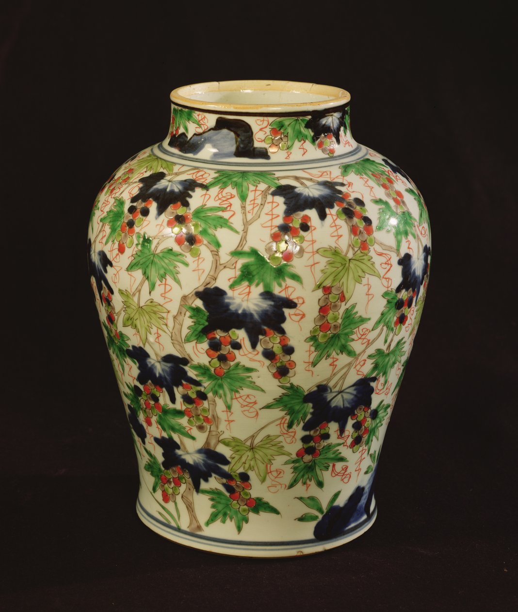 Szőlővel és szőlőfürtökkel díszített tégely (kerámia) alkotó: Qing Dynasty Chinese School