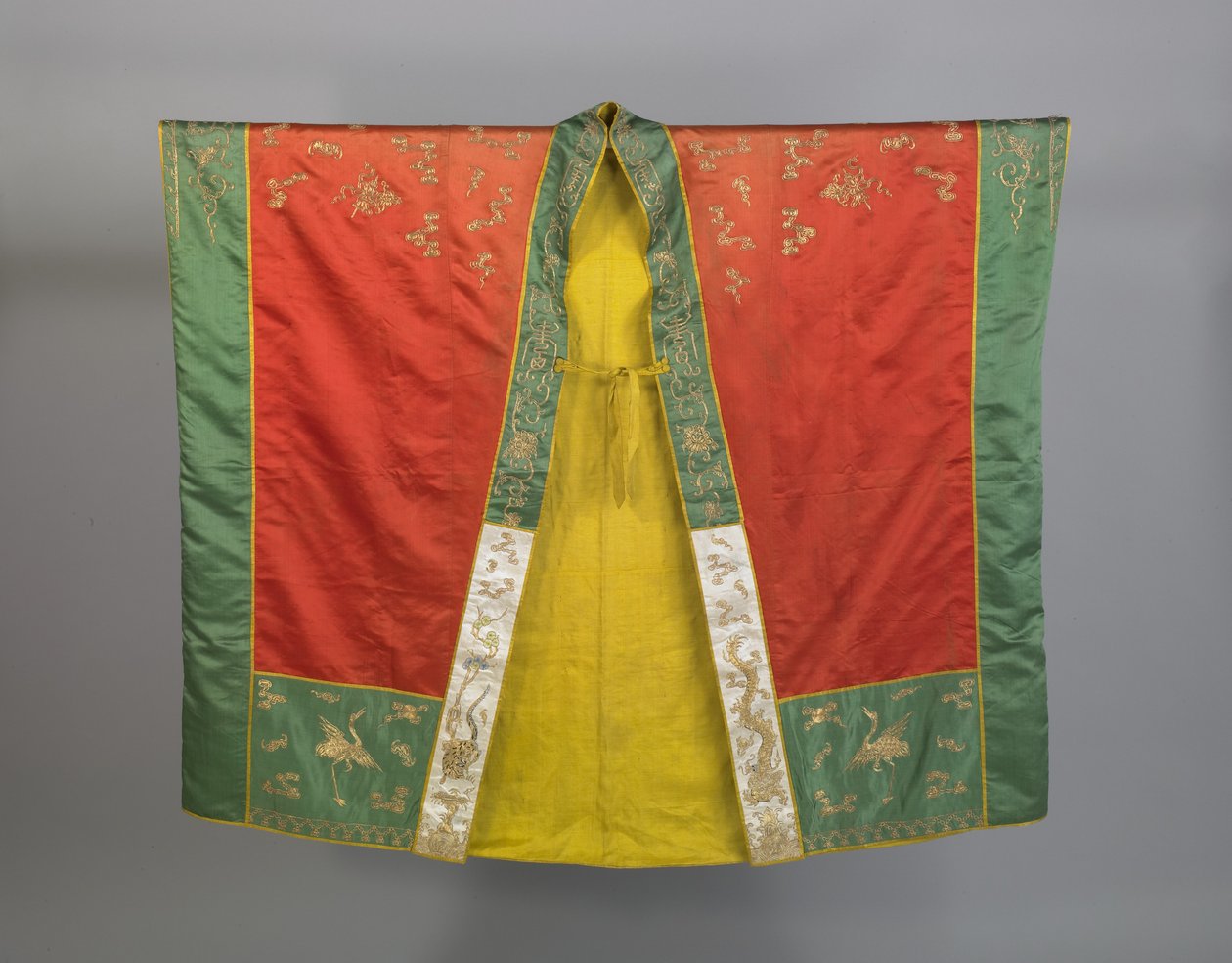 Ruha, vagy "alászálló köntös" egy első fokú daoista pap számára, 19. század vége (selyem és fémszálakkal hímzett selyem). alkotó: Qing Dynasty Chinese School