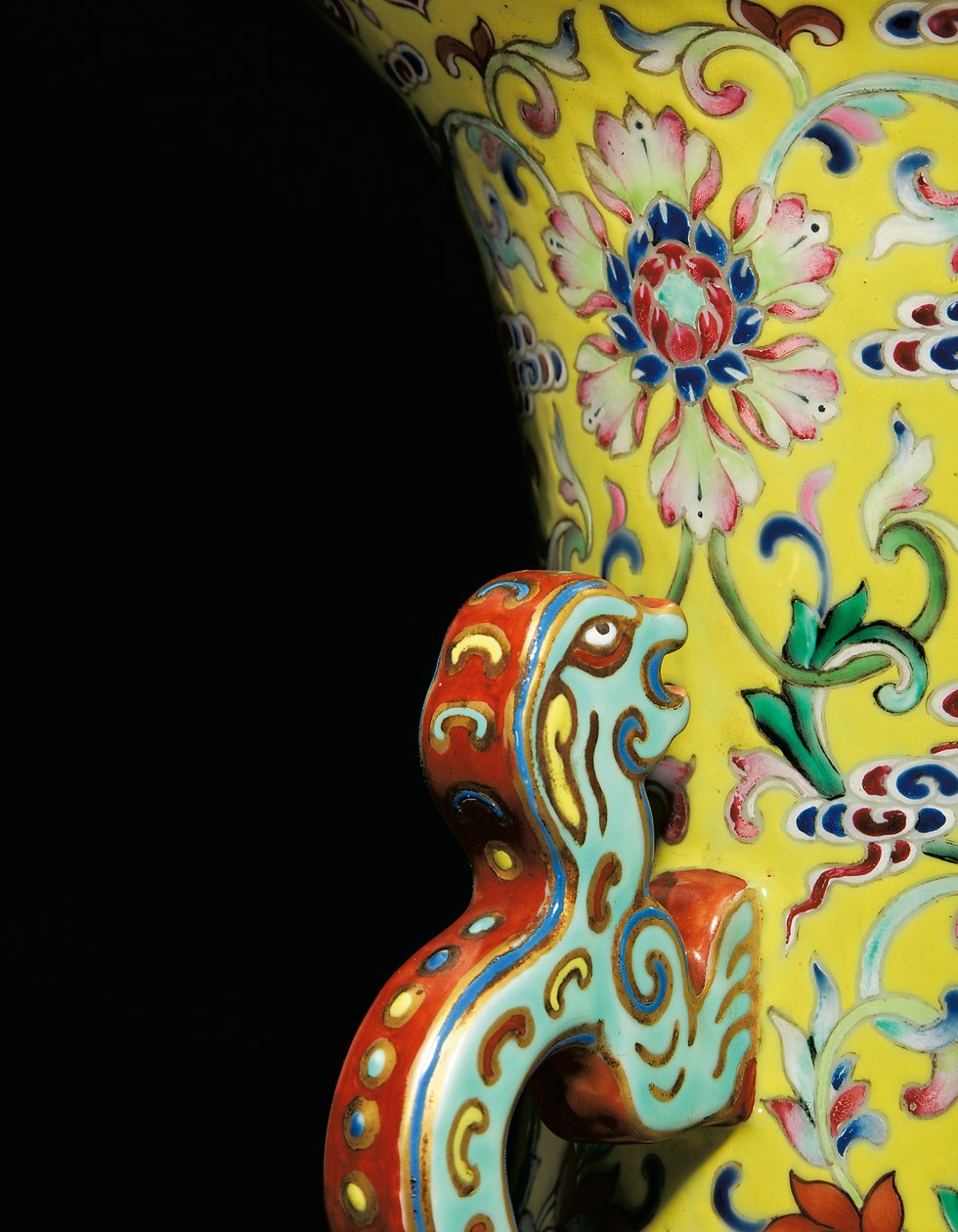 Részlet az Imperial Famille Rose vázák egyikéből (kerámia) alkotó: Qing Dynasty   Jiaqing Period Chinese School