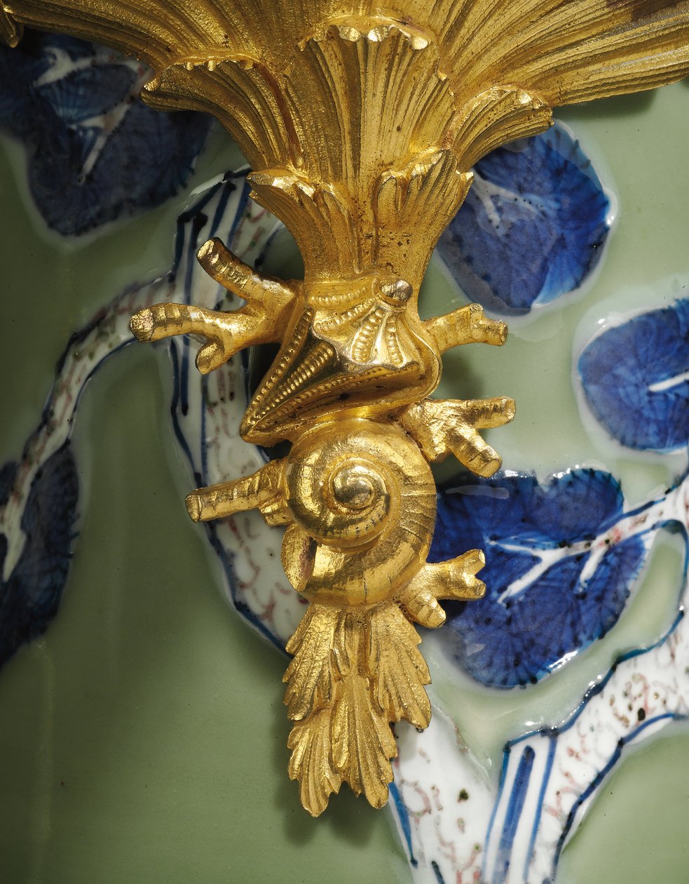 Lajos XV. kancsójának egyike, 1662-1722 porcelán, 1745-49 körüli tartók (ormolura szerelt porcelán) alkotó: Qing Dynasty   Kangxi Period Chinese