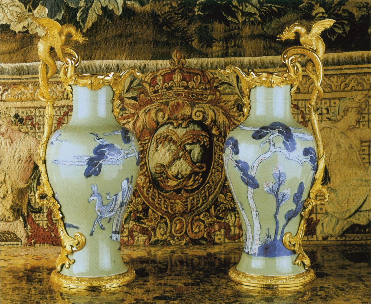 Egy pár XV. Lajos korabeli kancsó, porcelán 1662-1722, tartók 1745-49 körül (ormolura szerelt porcelán) alkotó: Qing Dynasty   Kangxi Period Chinese School