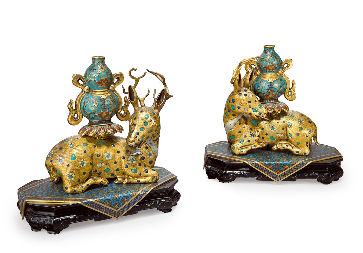 Egy pár fekvő szarvas (aranyozott réz és cloisonné zománc) alkotó: Qing Dynasty   Qianlong Period Chinese School