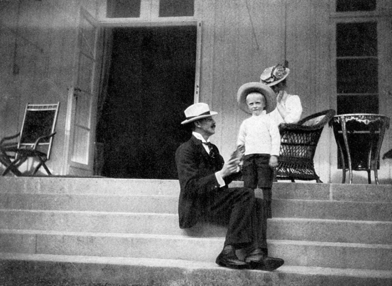 VII. Haakon norvég király, fia, Olav és Viktória hercegnő Bygdøyben, Norvégiában, 1908. alkotó: Queen Alexandra