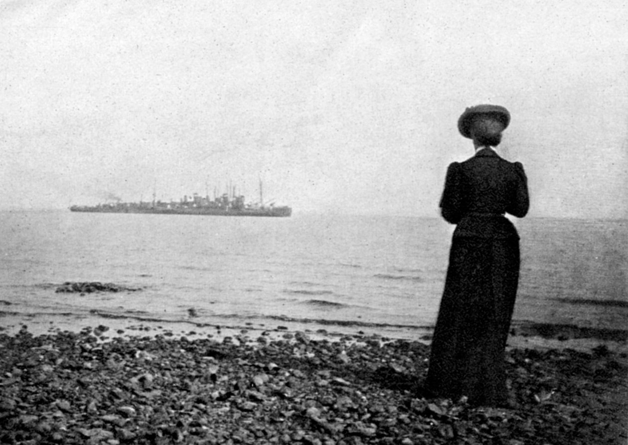 Maria Fedorovna császárné egy dán haditengerészeti hajót néz a dániai Hvidovre partjainál, 1908. alkotó: Queen Alexandra