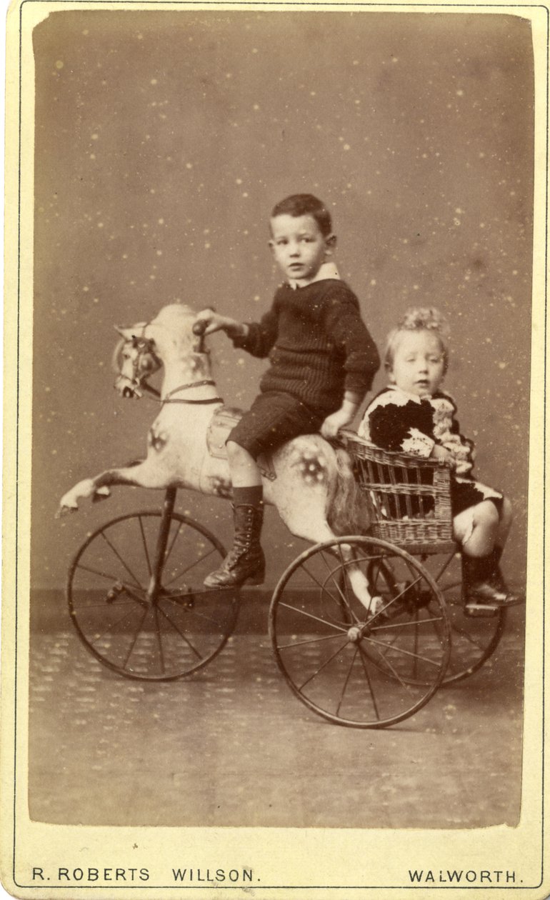 Fiatal fiú hintalovon, fiatal lánnyal mögötte fonott hintóban, 1880-as évek (albumnyomat) alkotó: R. Roberts Willson