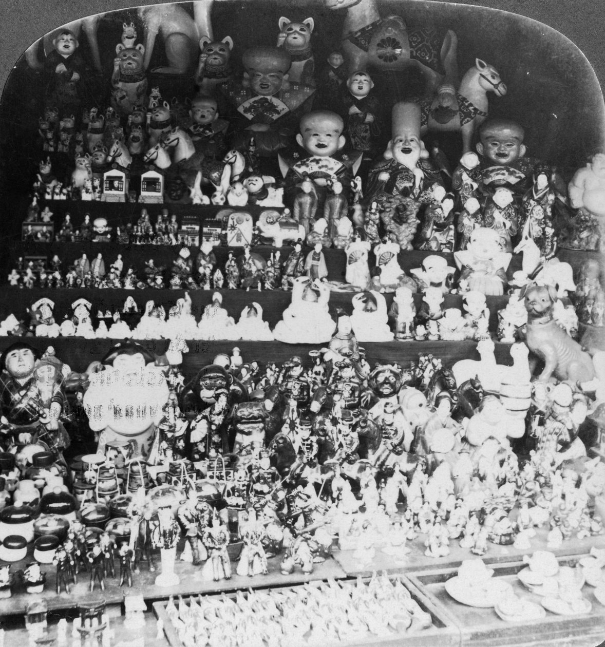 Egy játékbolt Kiotóban, Japánban, 1901 alkotó: R. Y. Young