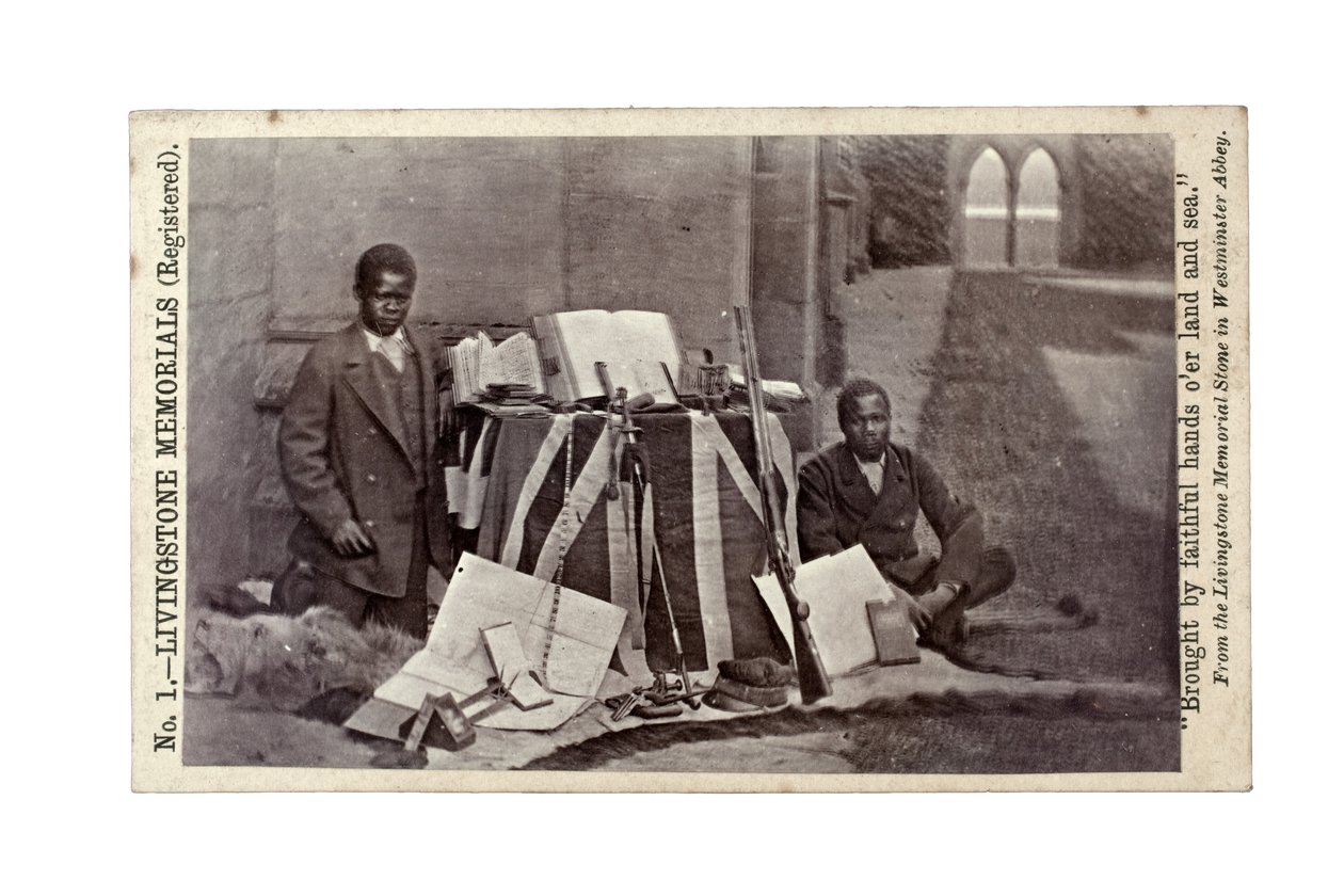 James Chuma és Abdullah Susi David Livingstone műtárgyakkal, Newstead Abbey, Anglia, 1874. június (albumnyomat) alkotó: R. and Son Allen