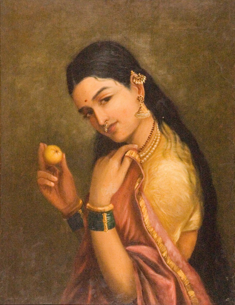 Nő, aki egy gyümölcsöt tart alkotó: Raja Ravi Varma