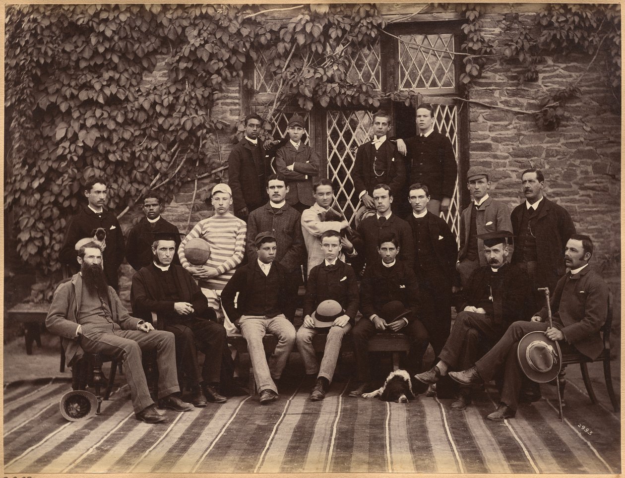 A shimlai Bishop Cotton School felsőbb osztályainak tanulói és tanárai (hátoldal) alkotó: Raja Deen Dayal