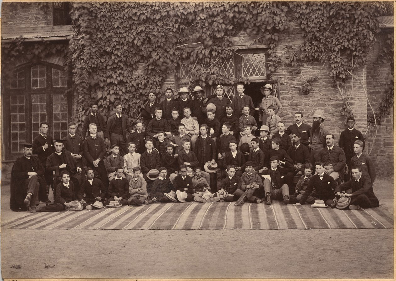 Középiskolai tanulók és személyzet, Bishop Cotton School, Simla (hátoldal) alkotó: Raja Deen Dayal