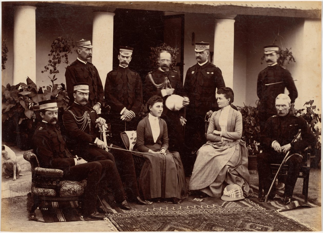 Connaught hercege és hercegnéje Adam ezredessel, H.V. Benett kapitánnyal, Becher ezredessel, Knowles tábornokkal, Herbert kapitánnyal, Cavaye ezredessel, Cavaye asszonnyal és R. Gellispie tábornokkal, Mhow alkotó: Raja Deen Dayal
