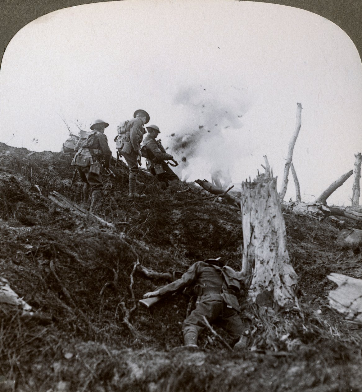 Haladjon át a No Mans Land-on, hogy megtámadja a német vonalakat, I. világháború, 1914-1918 alkotó: Realistic Travels Publishers