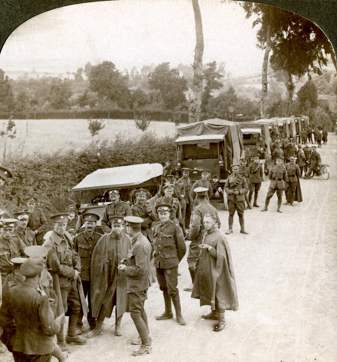 Egy Flandriai sávban parkoló lőszerkonvoj parancsra vár, I. világháború, 1914-1918. alkotó: Realistic Travels Publishers