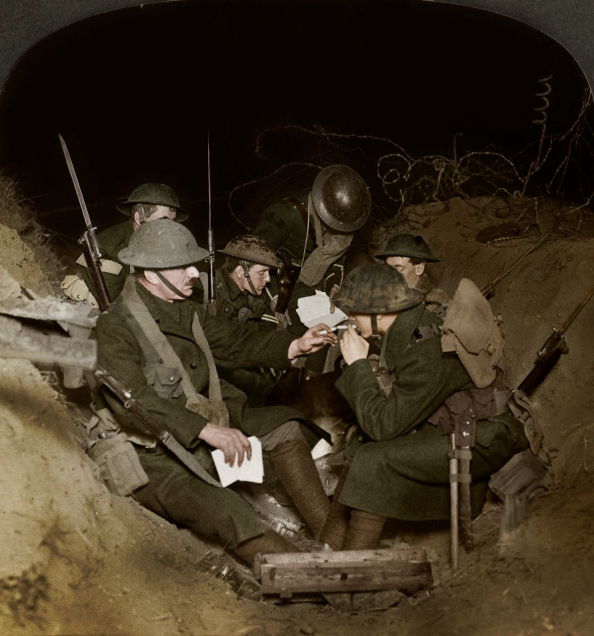 Egy este a tartalék lövészárokban Beaumont Hamelben, Franciaországban, I. világháború, 1914-1918. alkotó: Realistic Travels Publishers