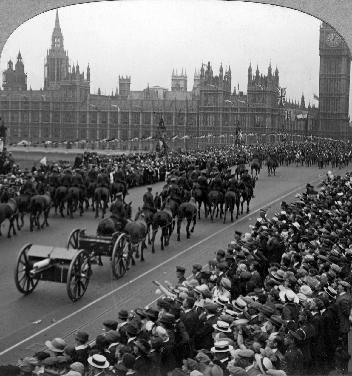Tüzérség a birodalmak nagy menetében, Westminster Bridge, London, 1919. alkotó: Realistic Travels Publishers