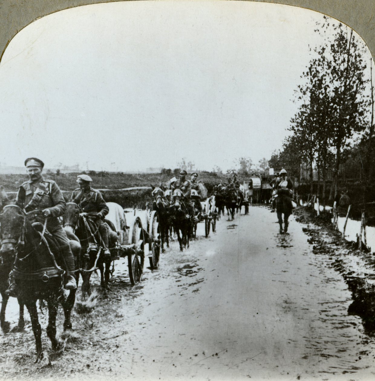 A tüzérség sáron át a franciaországi Gommecourtba, I. világháború, 1914-c1918 alkotó: Realistic Travels Publishers