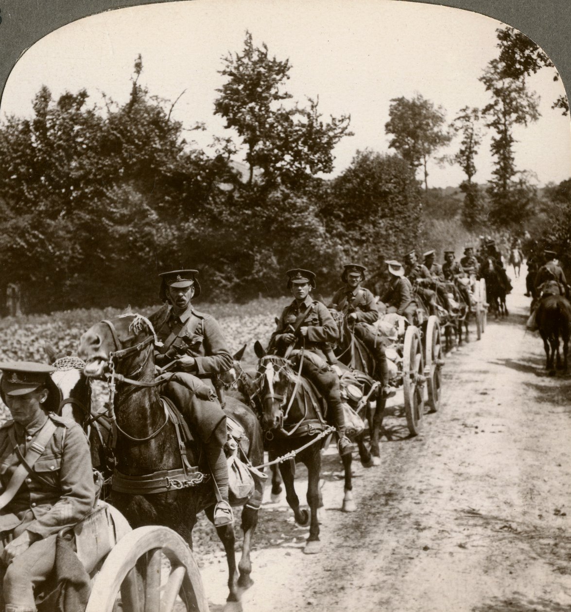 Tartalék lőszer felhozatala, I. világháború, 1914-1918. alkotó: Realistic Travels Publishers