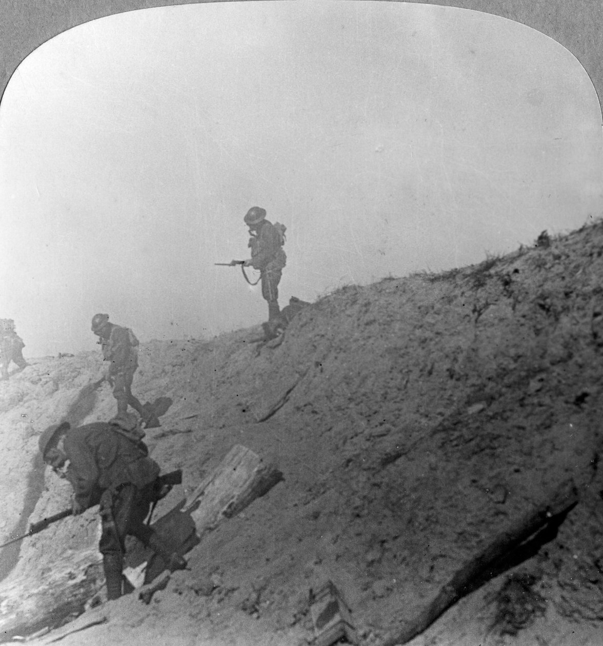 Brit csapatok gázon keresztül előrenyomulva, Passchendaele, Ypres, Belgium, I. világháború, 1914-c1918 alkotó: Realistic Travels Publishers