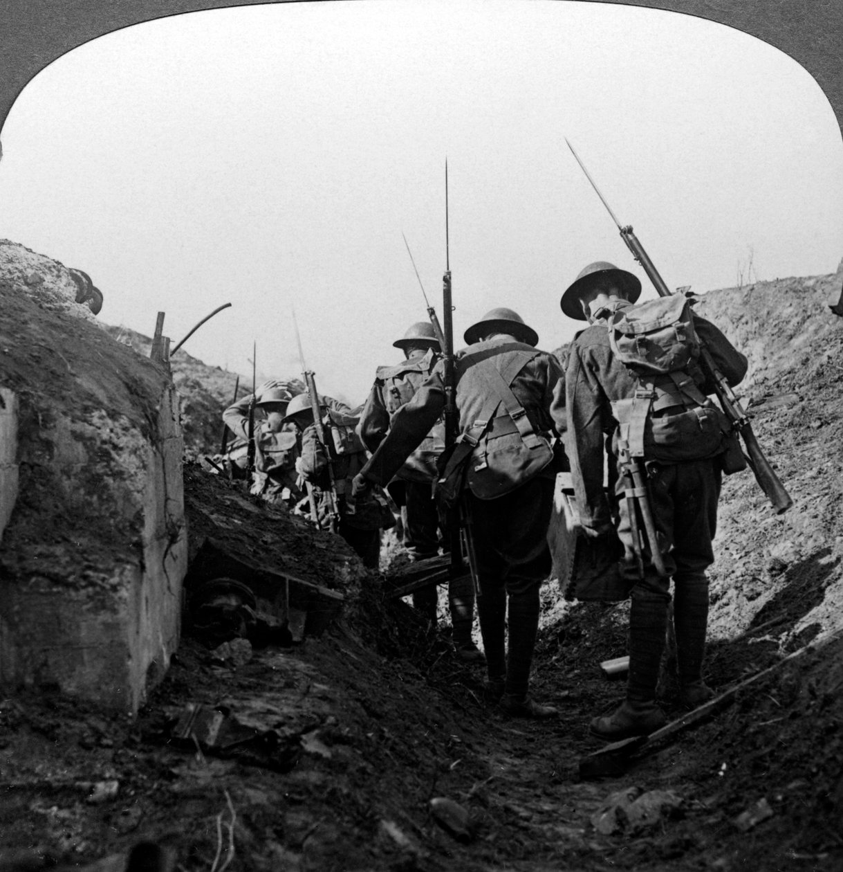 Brit csapatok egy elfoglalt lövészárokban, Hindenburg vonal, Franciaország, I. világháború, 1917-1918. alkotó: Realistic Travels Publishers