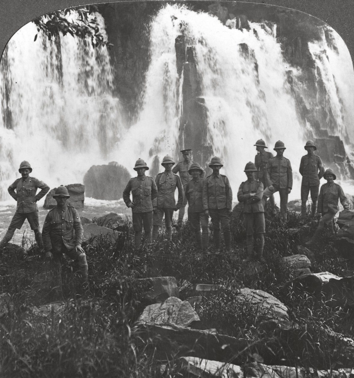 Brit csapatok felfrissülnek egy vízesésnél, Afrika, I. világháború, c1914-c1918 alkotó: Realistic Travels Publishers