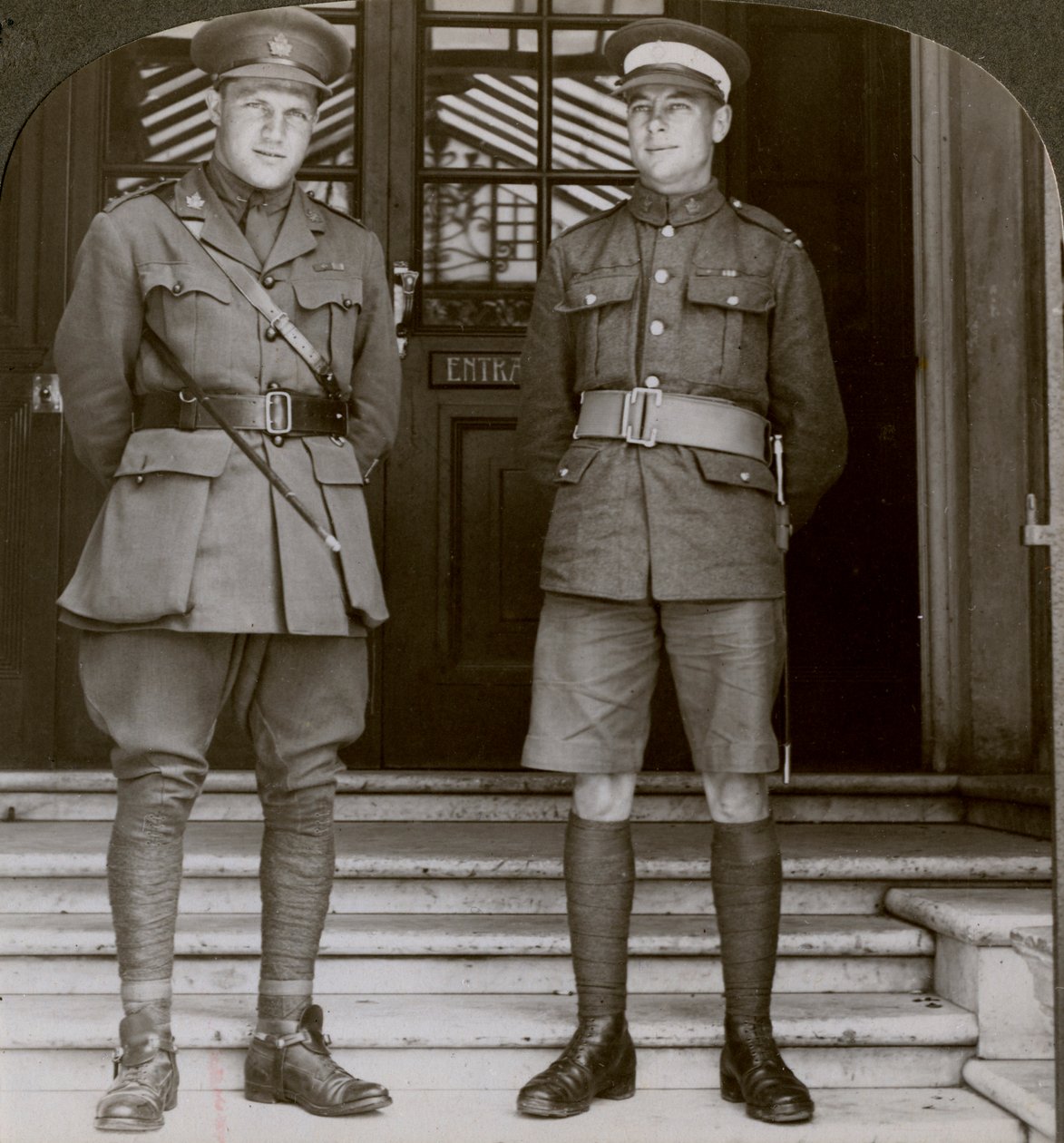 MacDougall kapitány, DSO és Mullin kadet, két kanadai VC, I. világháború, 1914-1918 alkotó: Realistic Travels Publishers