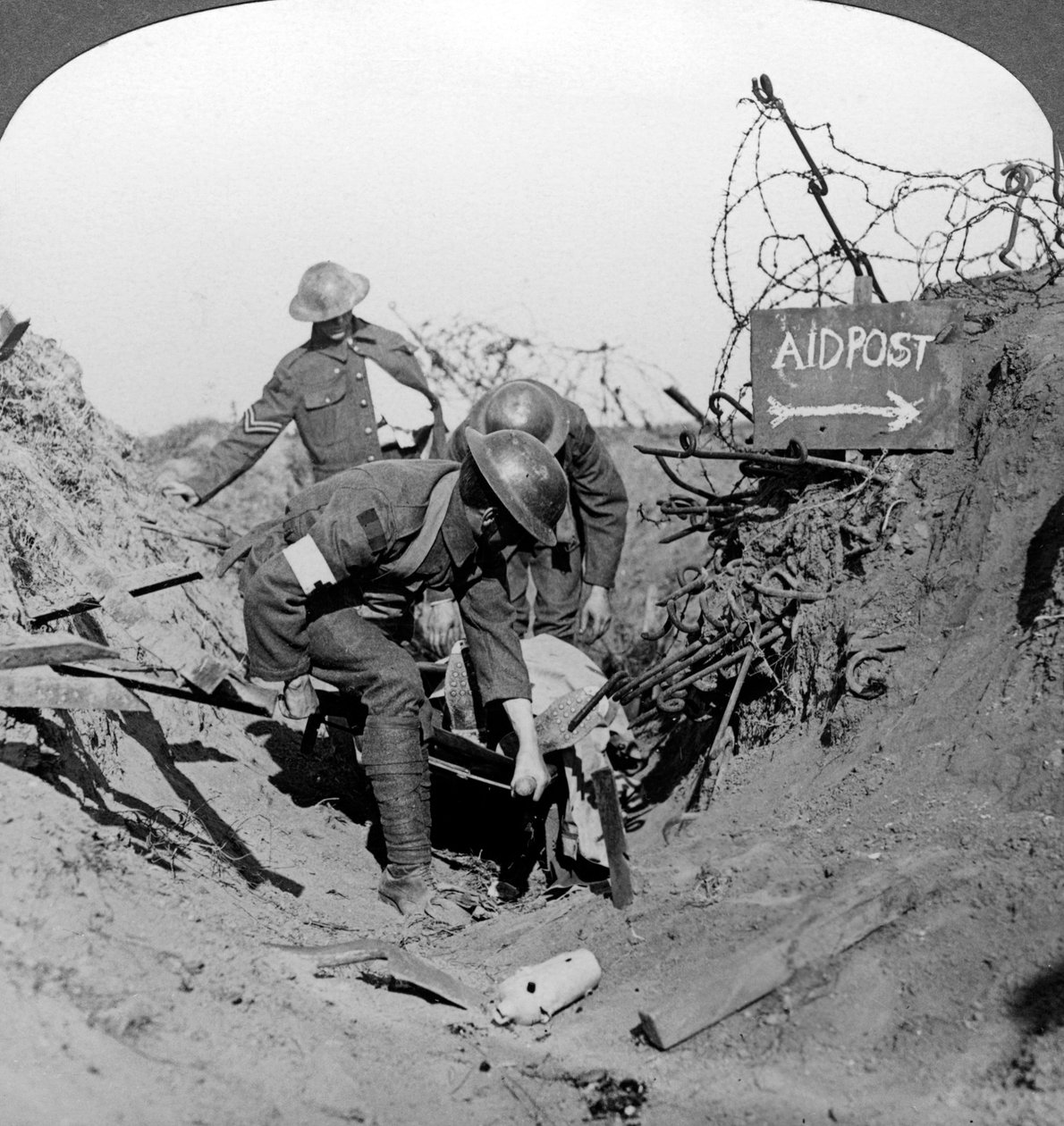 Sebesült katona szállítása egy elsősegélynyújtó állomásra, Passchendaele, Belgium, I. világháború, 1914-1918. alkotó: Realistic Travels Publishers