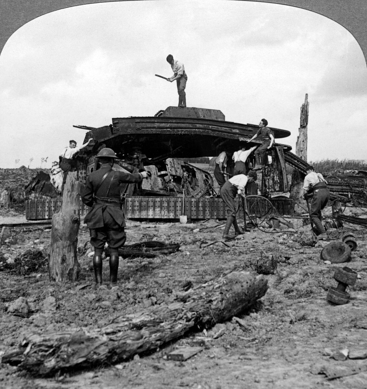 Mérnökök egy megsemmisült tank eltávolítása az útról, I. világháború, 1917-1918. alkotó: Realistic Travels Publishers