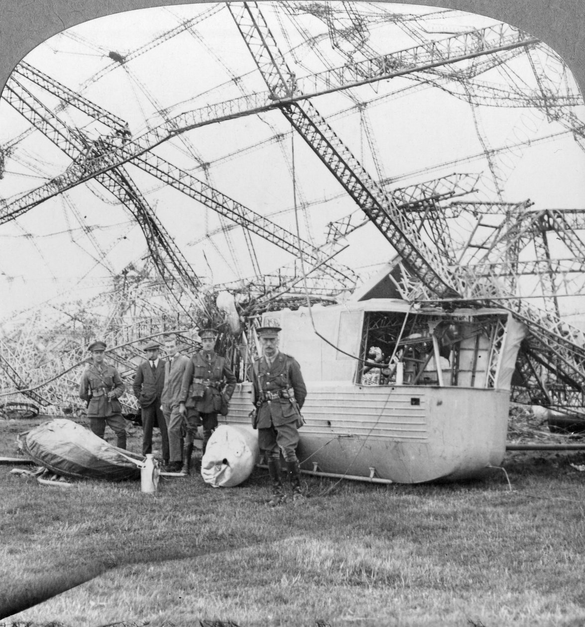Lelőtték a Zeppelin gondolát az essexi partoknál, az első világháború, 1916 alkotó: Realistic Travels Publishers