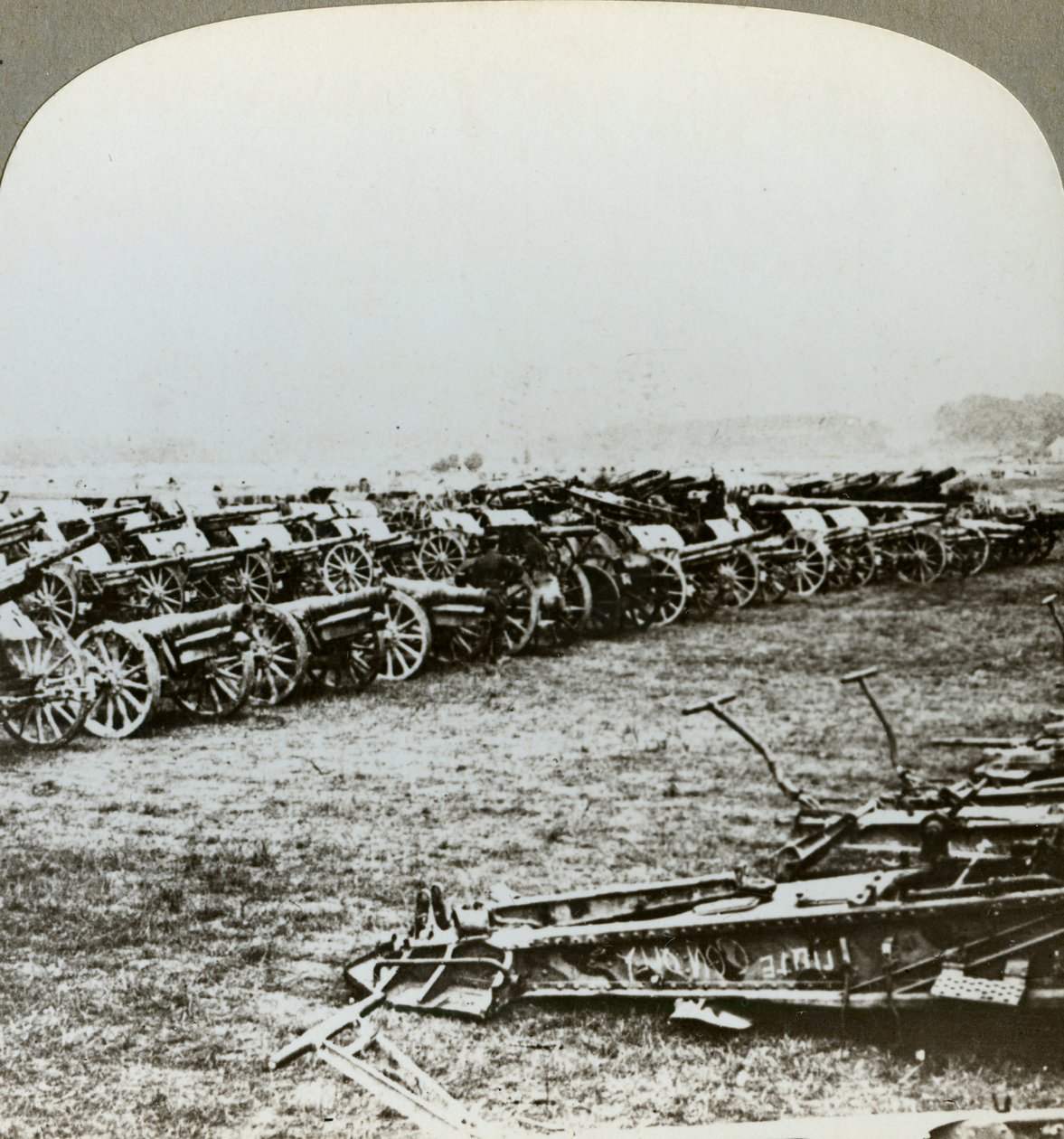 Több száz német fegyvert fogtak el a franciaországi Couralette-ben, a somme-i csata, I. világháború, 1916 alkotó: Realistic Travels Publishers