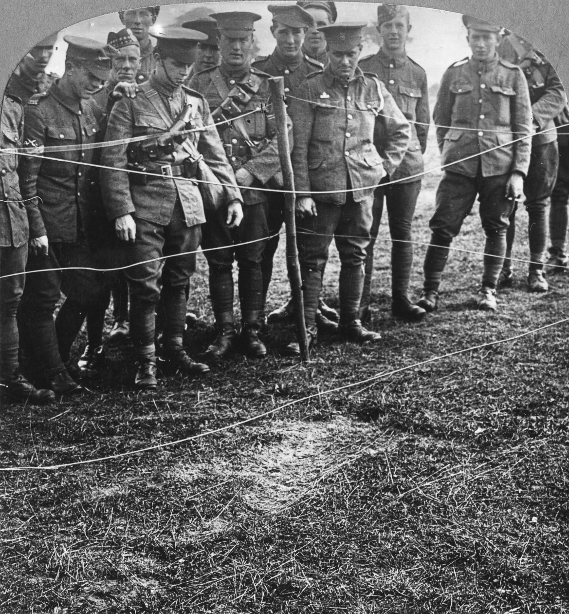 Egy test benyomása a földben, Billericay, Essex, I. világháború, 1916 alkotó: Realistic Travels Publishers