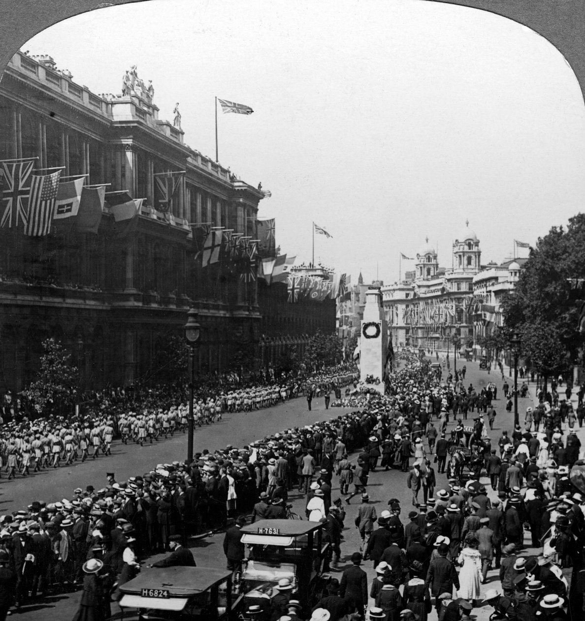 Indiai csapatok tisztelegnek az Ismeretlen Harcos előtt a Cenotaphban, Whitehall, London, 1920. alkotó: Realistic Travels Publishers
