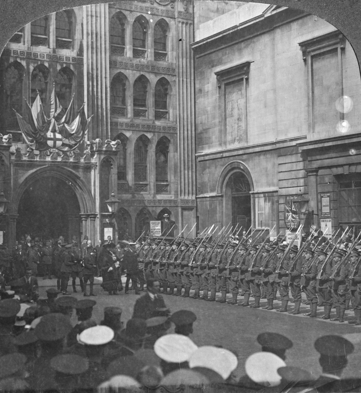A Becsületőrség ellenőrzése a Guildhallban, London, I. világháború, c1914-c1916 alkotó: Realistic Travels Publishers