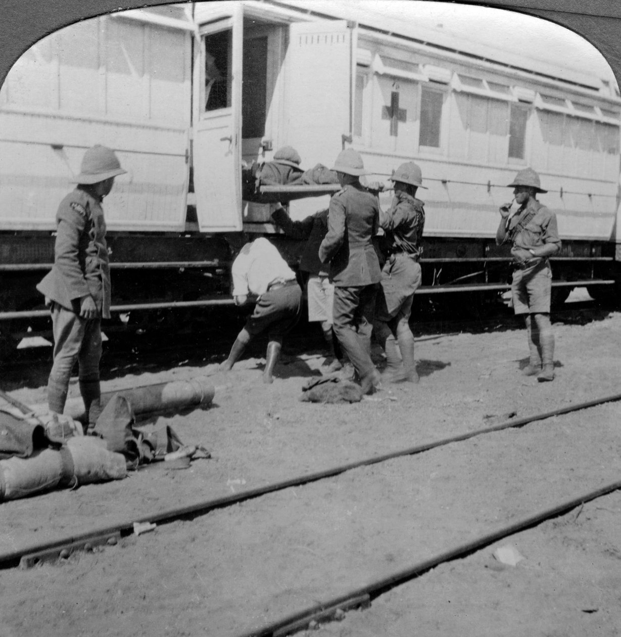 Sebesült katonák kórházi vonatra emelése, Kelet-Afrika, I. világháború, 1914-1918. alkotó: Realistic Travels Publishers
