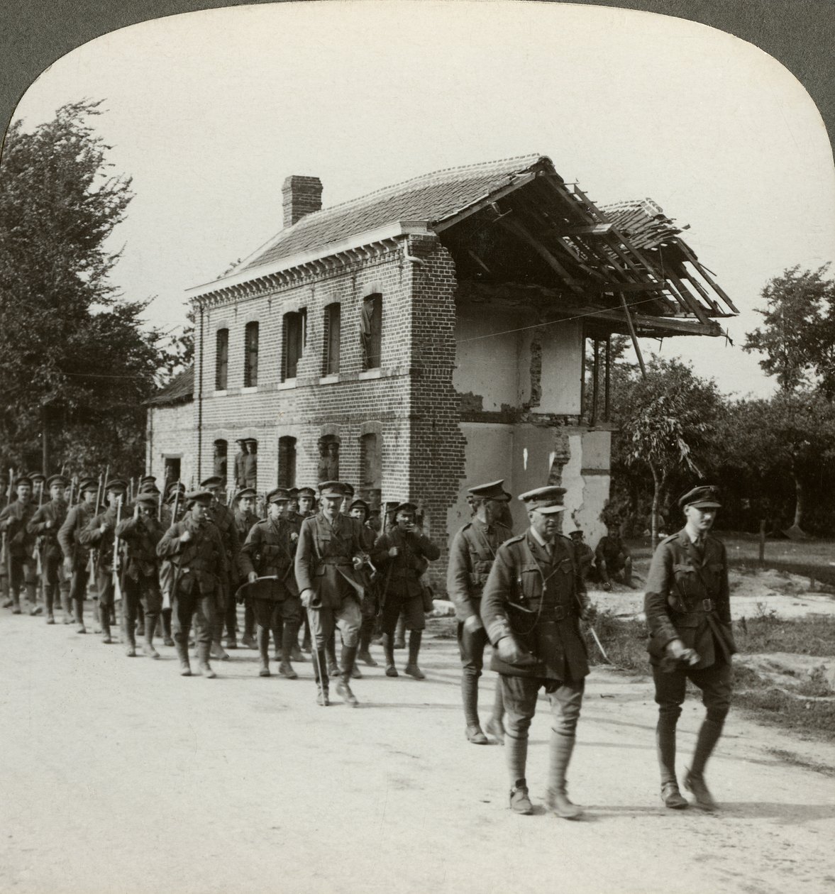 London Territorials on the March, La Bassee Road, Észak-Franciaország, I. világháború, 1914-1918. alkotó: Realistic Travels Publishers