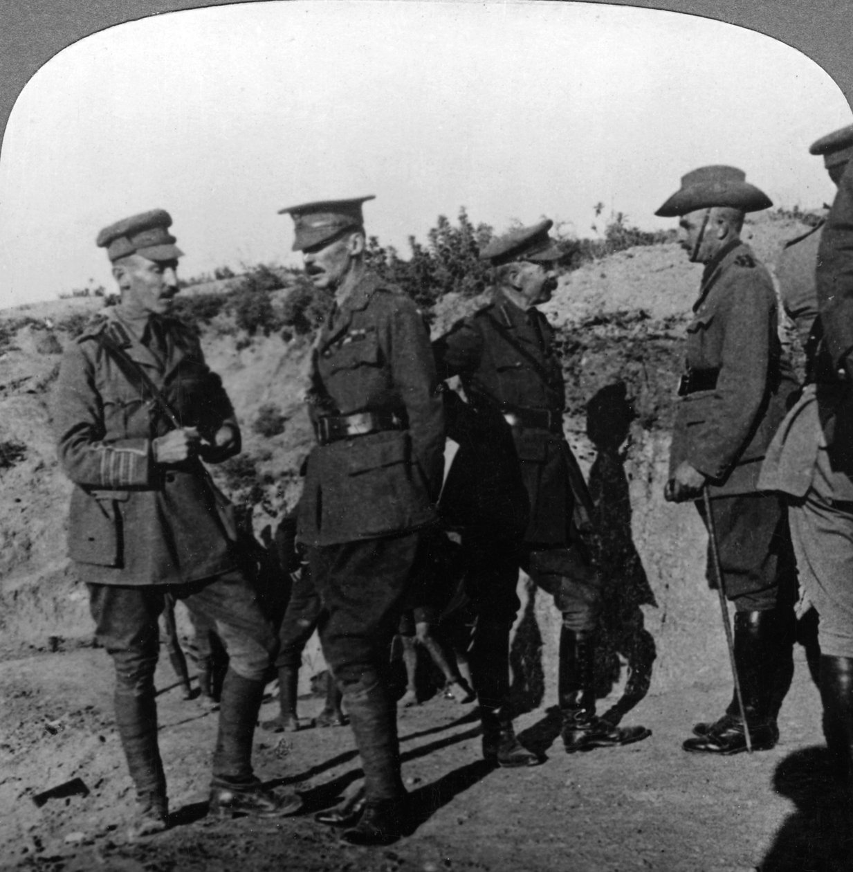 Lord Kitchener áttekinti a gallipoli helyzetet az ANZAC tiszteivel, I. világháború, 1915-1916. alkotó: Realistic Travels Publishers