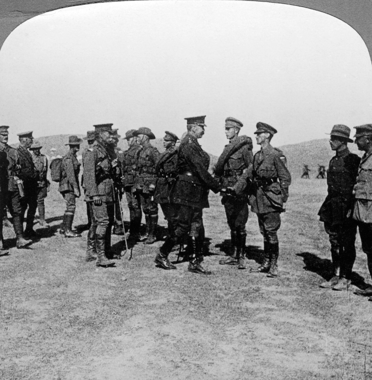 Lord Kitchener dicséri a csapatokat a Dardanellák elleni támadásokért, az 1915-1916-os első világháborúban. alkotó: Realistic Travels Publishers