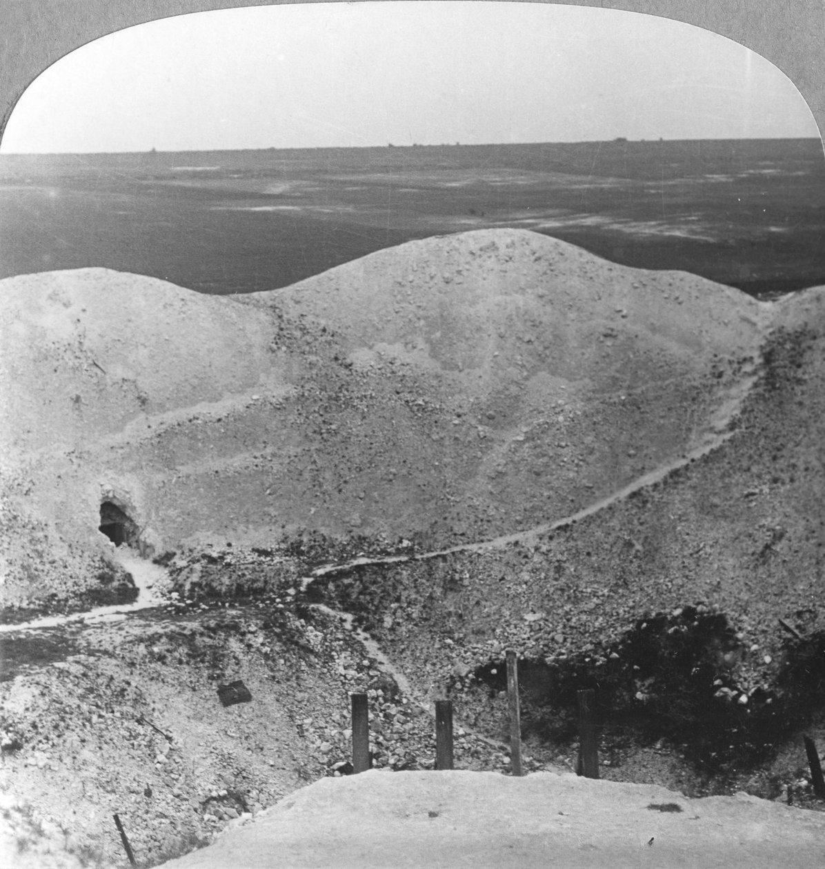 Bányakráter a La Boiselle-nél, a Somme-ban, Franciaország, I. világháború, 1916-c1918 alkotó: Realistic Travels Publishers