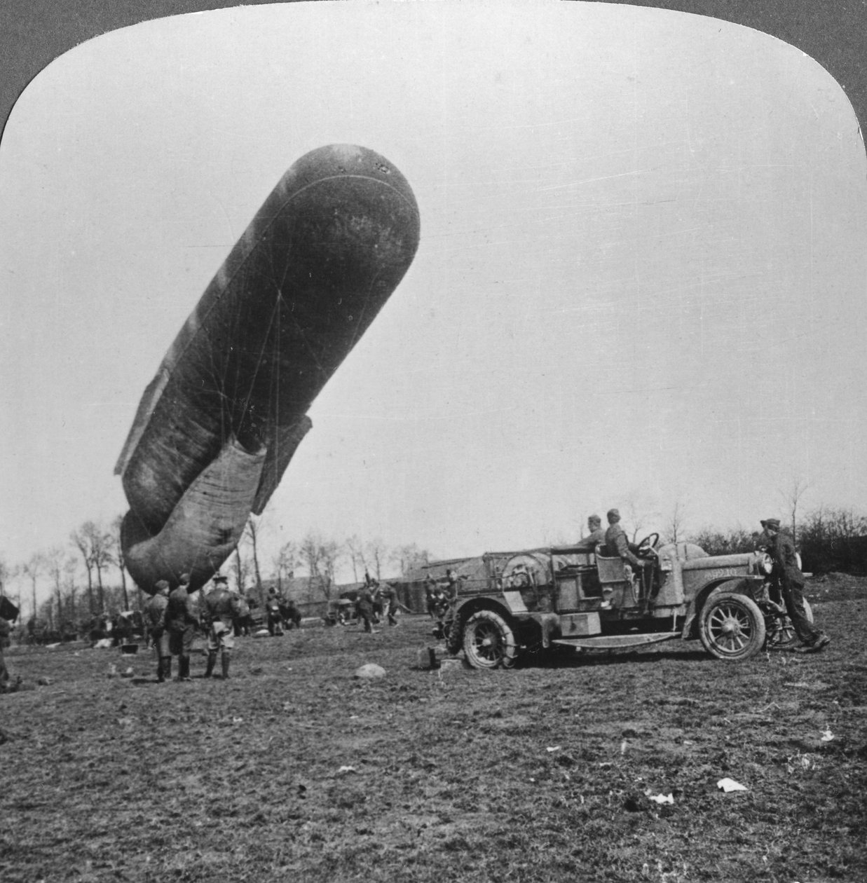 Feljutni készülő megfigyelő léggömb, I. világháború, c1914-c1918. alkotó: Realistic Travels Publishers