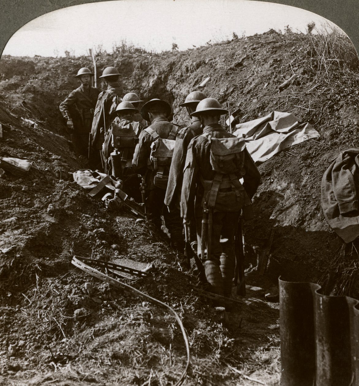 Tiszt, aki nézi, ahogy emberei egy kiásott földbe vonulnak, hogy elkerüljék a német ütközést, I. világháború, 1914-1918. alkotó: Realistic Travels Publishers