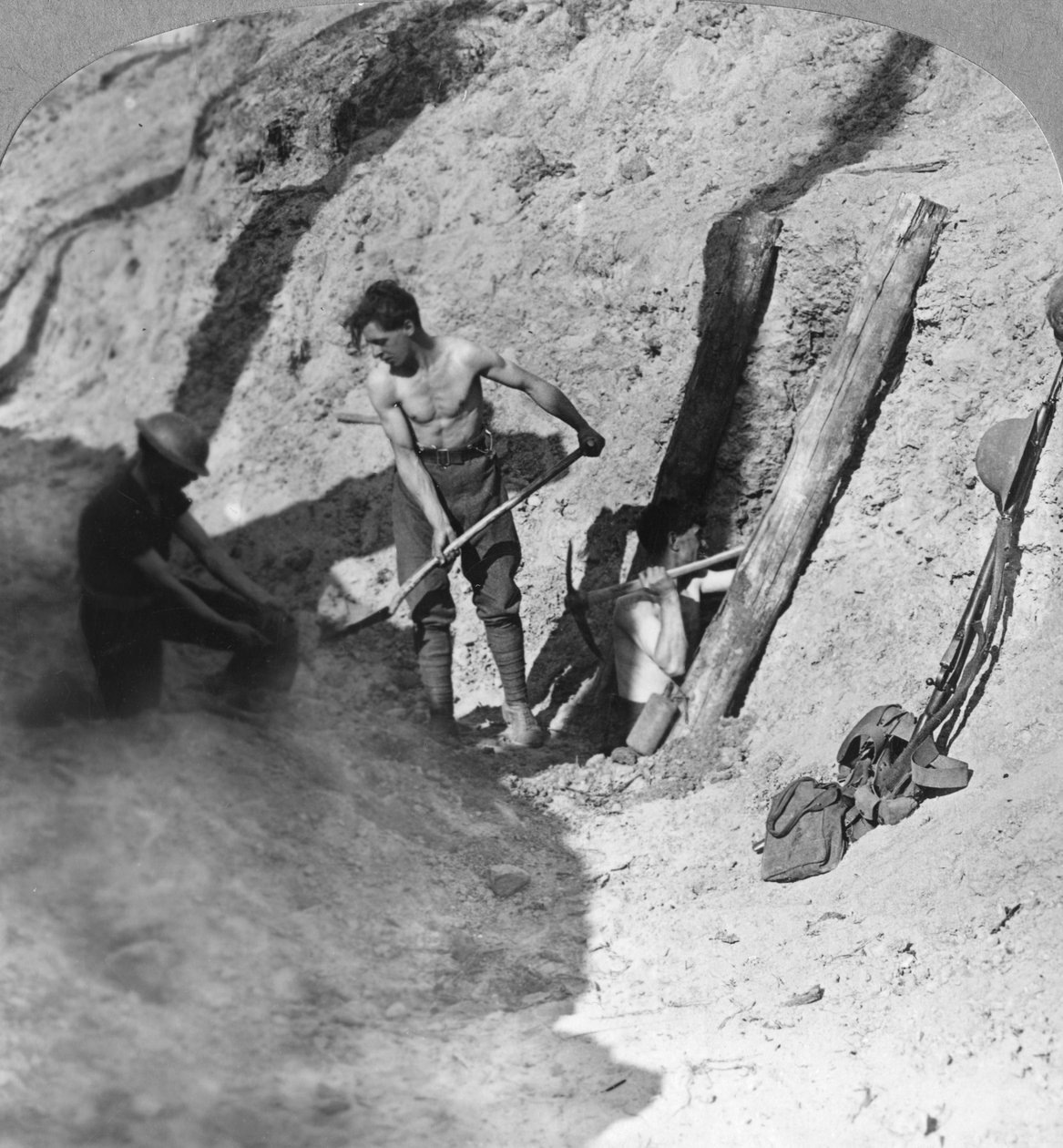 Sappers and bányászok dolgoznak, Ypres kiemelkedő hely, Belgium, I. világháború, c1915-c1917 alkotó: Realistic Travels Publishers