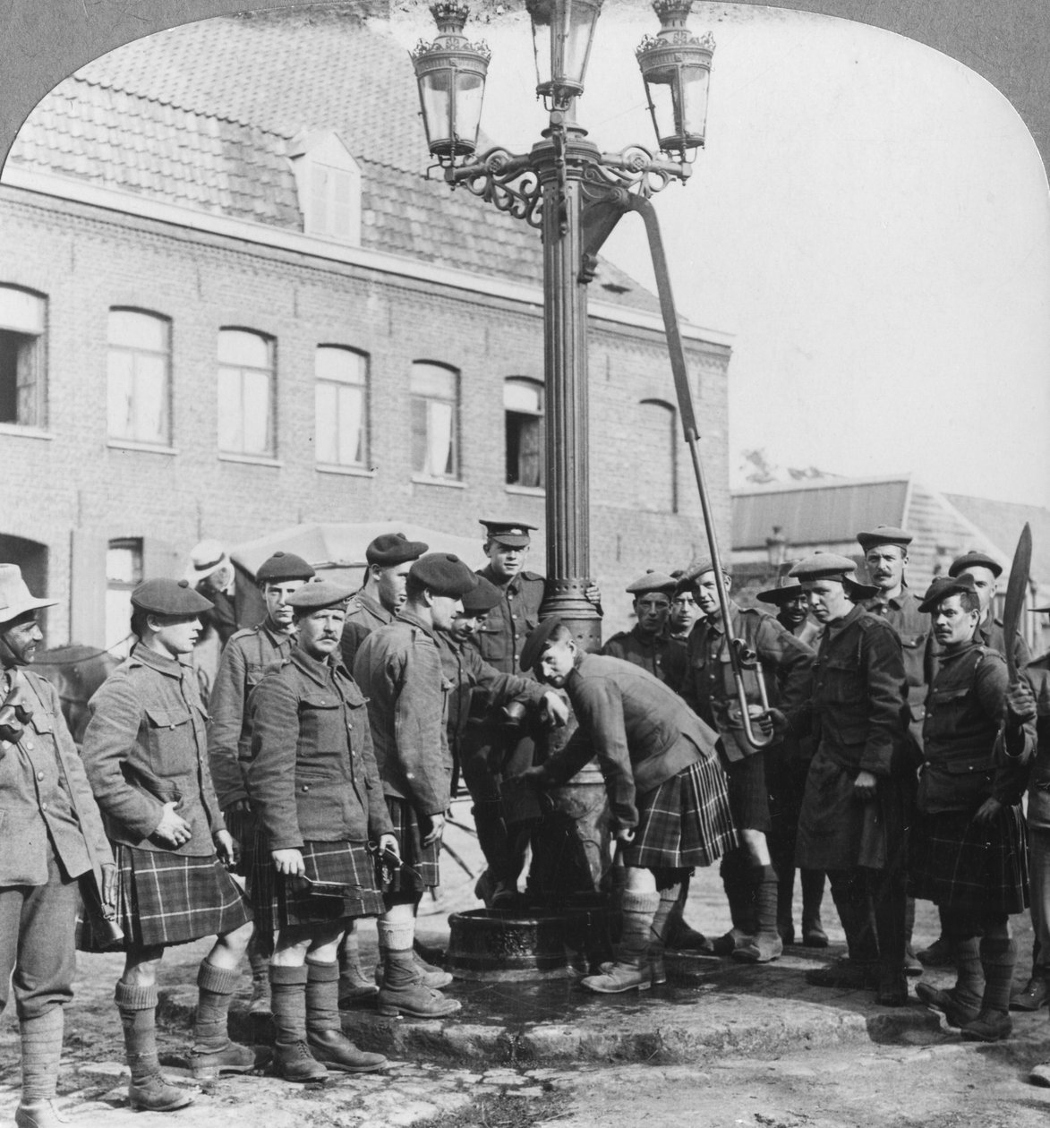 Katonák töltik vizespalackjaikat a város La Gorgue szivattyújánál, Franciaország, I. világháború, c1914-c1918 alkotó: Realistic Travels Publishers