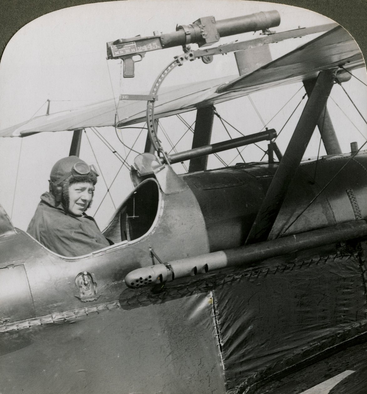 Sopwith Scout a felső szárnyra szerelt fényképező fegyverrel, I. világháború, 1914-1918. alkotó: Realistic Travels Publishers