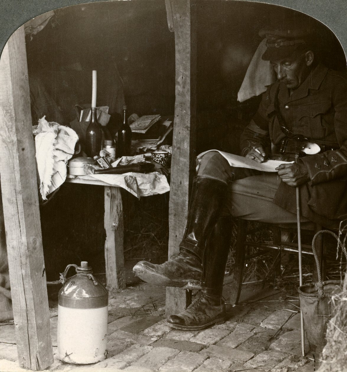 Törzstiszt egy ásóban, aki részleteket tanulmányoz egy offenzíva előtt, I. világháború, 1914-1918 alkotó: Realistic Travels Publishers